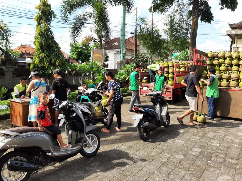 podiumnews.com-Operasi Pasar LPG 3 Kg, Diskopukmp Badung Distribusikan 3.360 Tabung